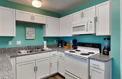 Ono Island Condo | Enjoy the Fresh Sea Breeze from Your Covered Balcony - Easy Walk to the Beach!