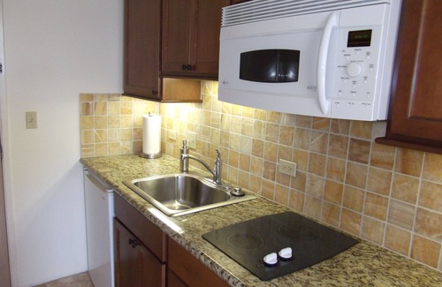 Waikiki Condo | Enjoy the Ocean View, Relaxing Beaches and Vibrant Night Life.