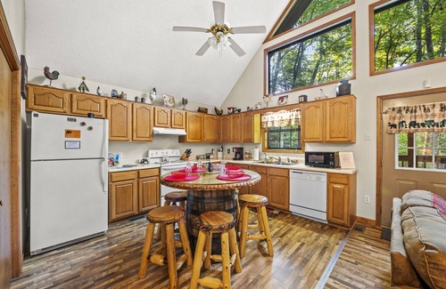 Gatlinburg - Pigeon Forge House | Enjoy the Quieter Side of GATLINBURG! Secluded! Hot Tub! 2b/2ba 15 min dwtn