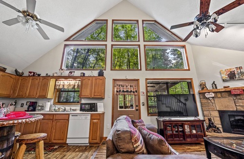 Gatlinburg - Pigeon Forge House | Enjoy the Quieter Side of GATLINBURG! Secluded! Hot Tub! 2b/2ba 15 min dwtn