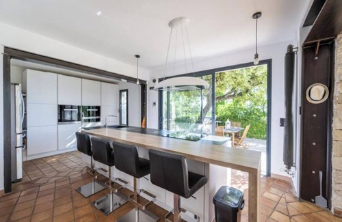 Chateauneuf-Grasse Villa | Enjoy the Riviera from a luxury villa with sea view, pool and relaxing gardens