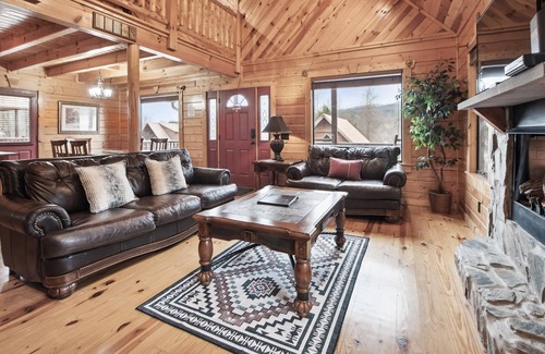 White Oak Lodge Cabin | Enjoy the Smoky Mountains in this Beautiful Getaway!