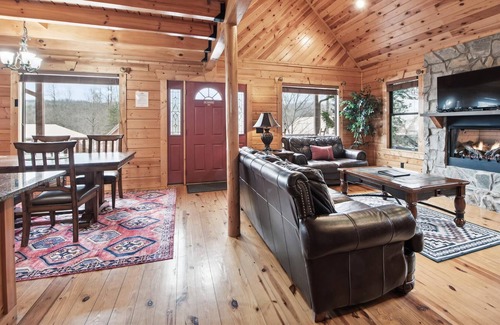 White Oak Lodge Cabin | Enjoy the Smoky Mountains in this Beautiful Getaway!
