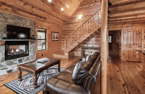 White Oak Lodge Cabin | Enjoy the Smoky Mountains in this Beautiful Getaway!