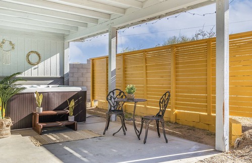 Morongo Valley House | Enjoy the spa - Watch big screen movies - BBQ