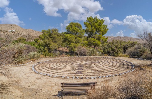 Morongo Valley House | Enjoy the spa - Watch big screen movies - BBQ