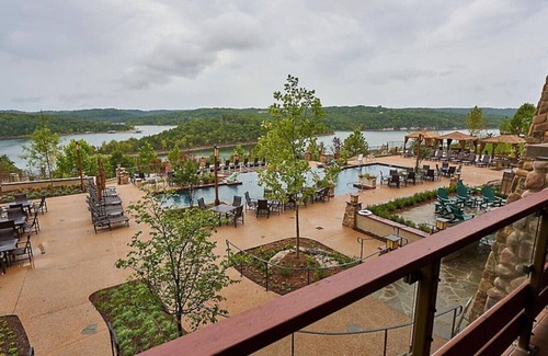Ridgedale Apartment | Enjoy the views of Table Rock Lake in this 2BD resort condo