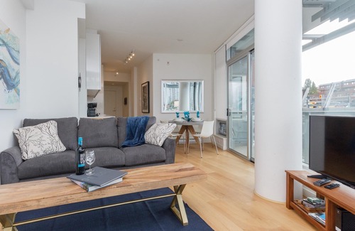 Downtown Victoria Condo | Enjoy the waterway action at your doorstep