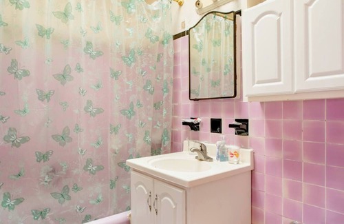 Sheepshead Bay Apartment | Enjoy this Brooklyn room made for royalty, decorated like The Back Room club