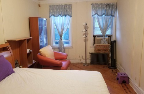 Sheepshead Bay Apartment | Enjoy this Brooklyn room made for royalty, decorated like The Back Room club