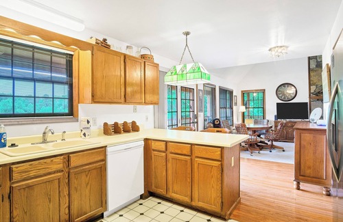 Townsend Cabin | Enjoy this cozy home with a wrap around porch , near the Smoky Mountains