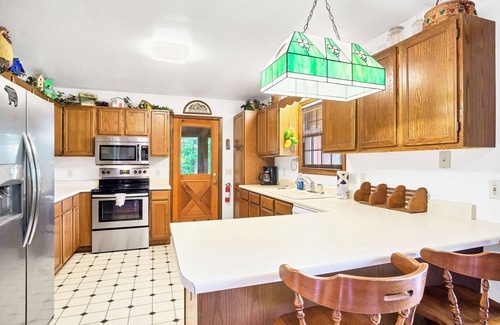 Townsend Cabin | Enjoy this cozy home with a wrap around porch , near the Smoky Mountains