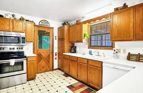 Townsend Cabin | Enjoy this cozy home with a wrap around porch , near the Smoky Mountains