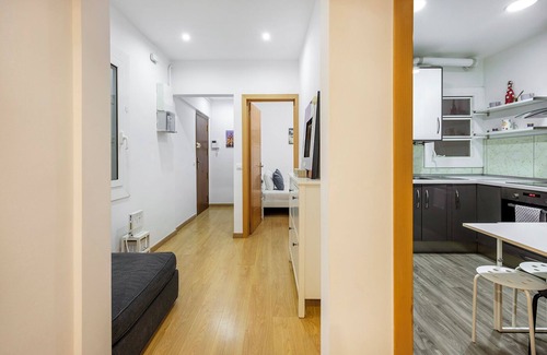 El Poble-sec Apartment | Enjoy this cozy interior apartment with capacity for 6 people, ideal for families located in the iconic Eixample neighborhood.