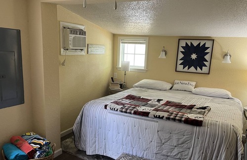 Doniphan Cabin | Enjoy your morning coffee overlooking the beautiful Current River. Non Smoking