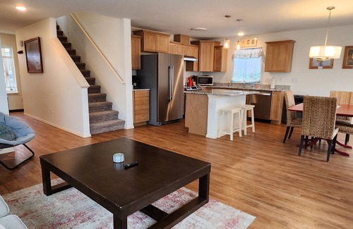 Moclips House | Enjoy your next vacation by the sea in this bright and inviting home.