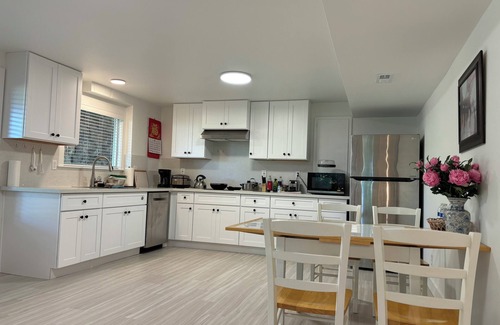 Clyde Hill House | Enjoyable 2-Bed/1-Bath unit with AC in Clyde Hill