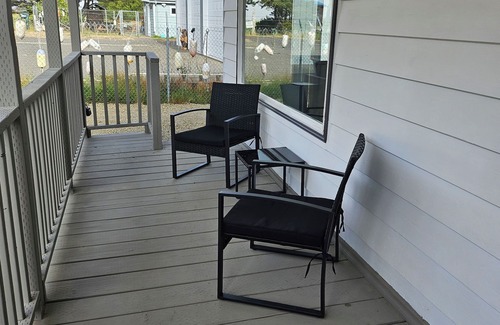 Long Beach House | Enjoyable 3-bedroom house with access to the beach