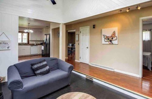 Rochester House | Enjoyable Home by Airport & Dwtn
