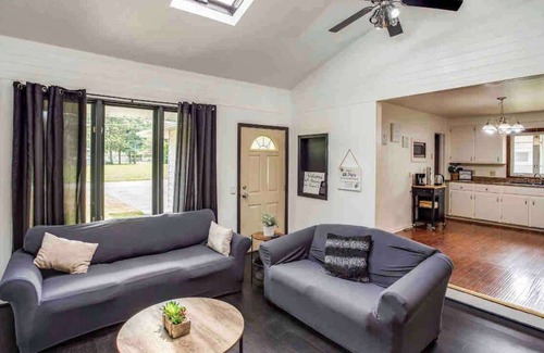 Rochester House | Enjoyable Home by Airport & Dwtn