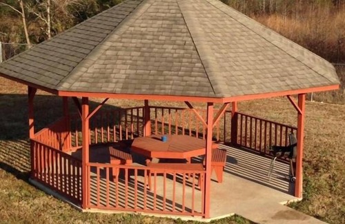 Cabot House | Enjoyable Stay! Seasonal Pool, FREE Breakfast, FREE Parking, Pet-friendly!