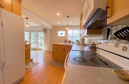Norfolk House | Enjoys Sunsets on the Creek from our Vintage Cottage tucked away near BAY & Base