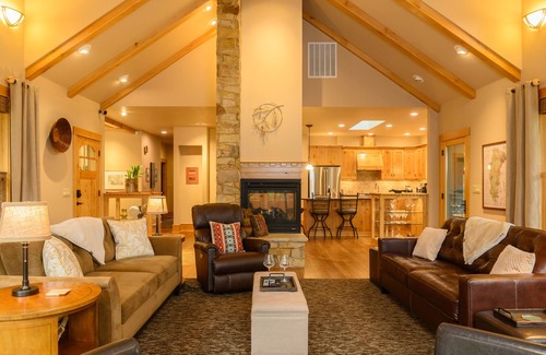 Newberg House | Enology House has hot tub and fireplace close to Newberg. Explore wines here.