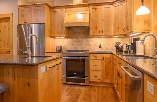 Newberg House | Enology House has hot tub and fireplace close to Newberg. Explore wines here.