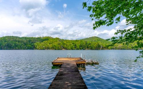 Topton House | Enormous Cabin Retreat with Beautiful Views and Private Dock in Topton, North Carolina