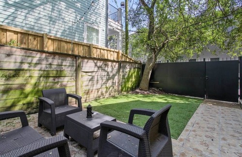 Faubourg Lafayette House | Enormous Sunny Historic NOLA Victorian