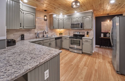 Sevierville House | ENTERTAINMENT GALORE!NEWLY UPGRADED -GREAT LOCATION, CLOSE TO MAJOR ATTRACTIONS!