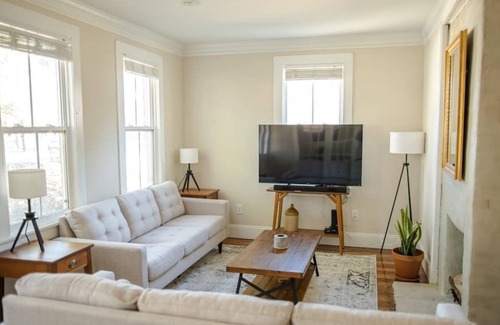 Georgetown House | Entire 103 Yr Old Historic+Minimal Georgetown Home