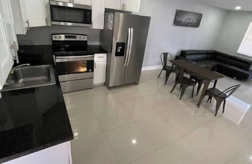 Hollywood House | entire 2/1 Apartment in duplex by hard rock casino