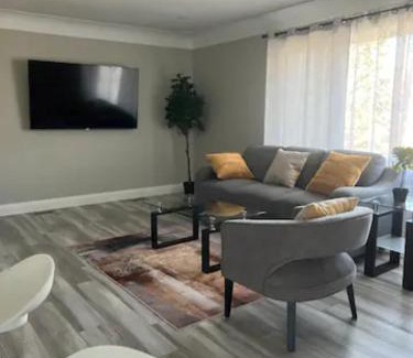 Waterloo Apartment | ENTIRE 2 BEDROOM APARTMENT DOWNTOWN - u3