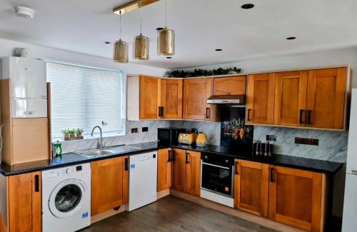 Tooting House | Entire 2 Bedroom Family House in London by Zaftatic