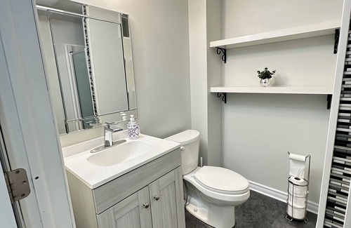 Kitchener House | Entire 2 Bedroom lower Unit, Kitchen+Wi-Fi+Laundry+Parking+Ventilated+Well Lit
