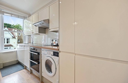 Ealing Apartment | Entire 2Bed-Quiet location & close proximity to Elizabeth line to Central London