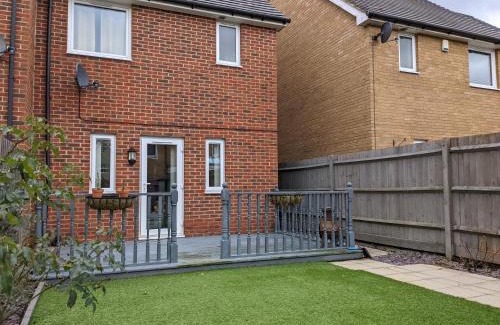 Milton Keynes House | Entire 3 bed home Sleeps 6, WiFi, 2 Parking Spaces