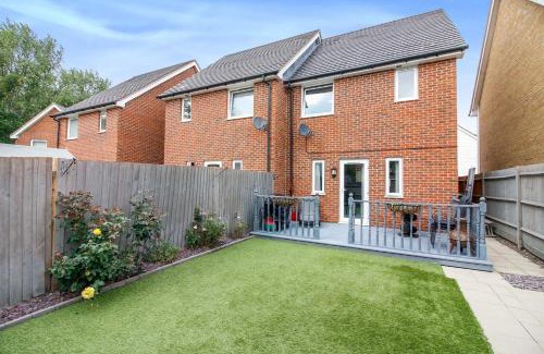 Milton Keynes House | Entire 3 bed home Sleeps 6, WiFi, 2 Parking Spaces