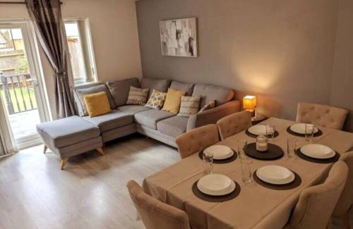 Milton Keynes House | Entire 3 bed home Sleeps 6, WiFi, 2 Parking Spaces