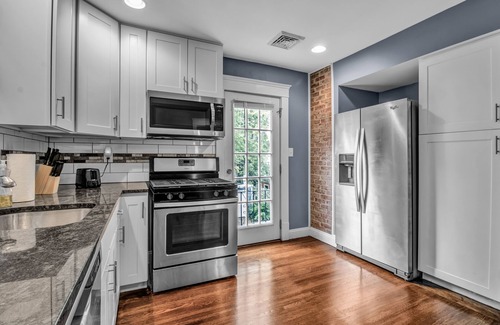 Buffalo House | Entire 3 bedroom, 2 bathroom home walking distance to Mercy Hospital