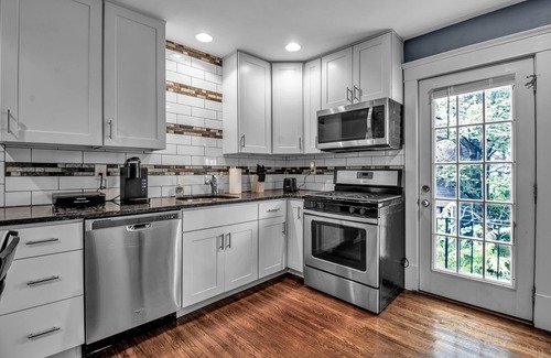 Buffalo House | Entire 3 bedroom, 2 bathroom home walking distance to Mercy Hospital