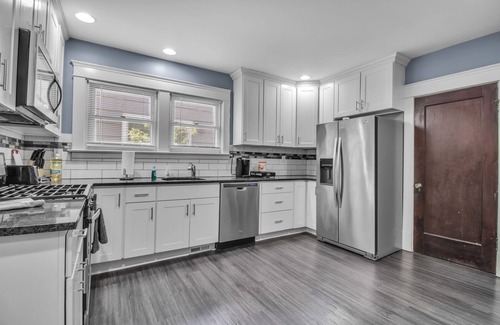 Buffalo House | Entire 3 bedroom, 2 bathroom home walking distance to Mercy Hospital