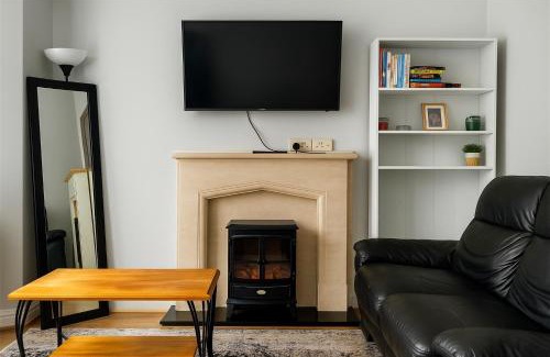 Edmonton Apartment | Entire 3 Bedroom Home With Garden In London
