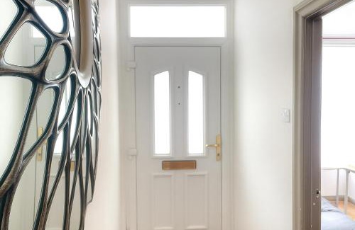 Edmonton Apartment | Entire 3 Bedroom Home With Garden In London