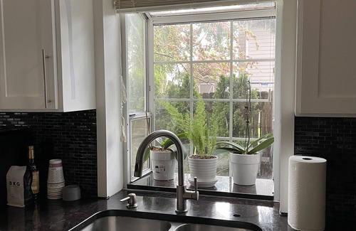 Vancouver House | Entire 3bd house with bonus room and air hockey/fenced yard