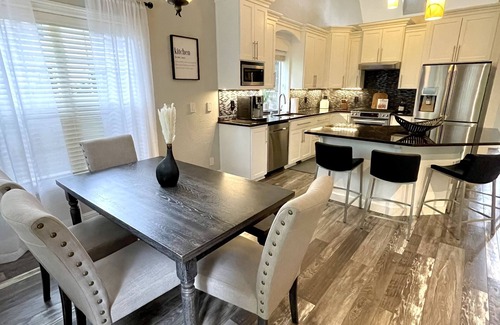 Vancouver House | Entire 3bd house with bonus room and air hockey/fenced yard