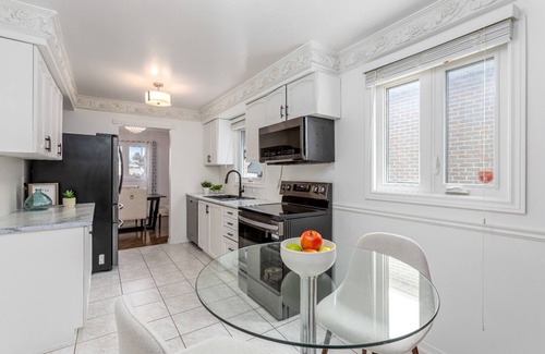 Richmond Hill House | Entire 3BR Home in Richmond Hill w/Finished Basement, Jacuzzi & Parking