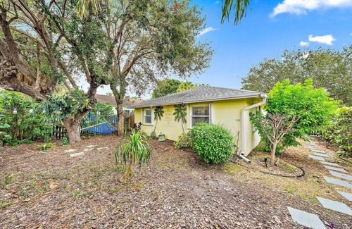 Parrot Cove House | Entire 3BR LakeWorth House near Golf and Beaches