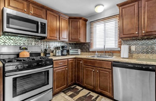 North Buffalo House | Entire 4 bedroom 2 bathroom House in North Buffalo with Free Driveway Parking